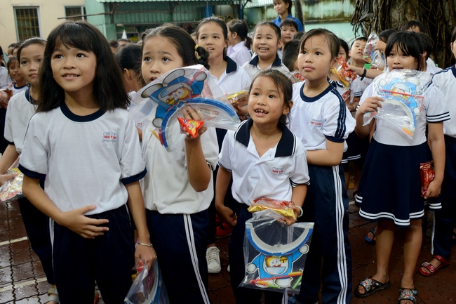 Giving gift portions to pupils on the occasion of Mid-Autumn Festival